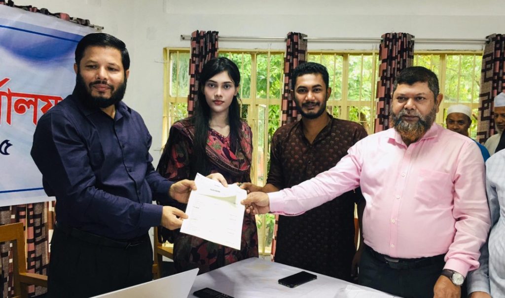 চট্টগ্রাম বিশ্ববিদ্যালয় কেন্দ্রীয় ছাত্র সংসদ নির্বাচনে মনোনয়নপত্র জমা দিচ্ছেন এক ছাত্রী