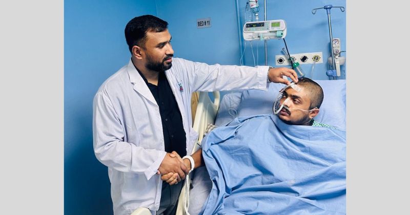 চবি ছাত্র ইমতিয়াজ আহমেদের শারীরিক অবস্থা পর্যবেক্ষণ করছেন ডা. ইসমাঈল হোসেন। গুরুতর আঘাতের পর এই নিউরোসার্জনের তত্ত্বাবধানেই ইমতিয়াজ সুস্থ হয়ে উঠছেন।