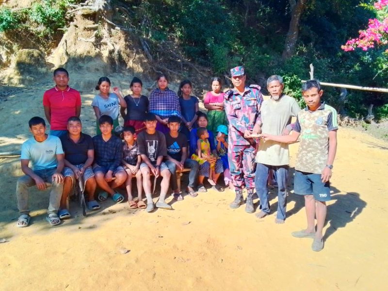 বাঘাইহাটের দুর্গম সীমান্তে খ্রিষ্টান সম্প্রদায়ের মাঝে বিজিবির উপহার প্রদান