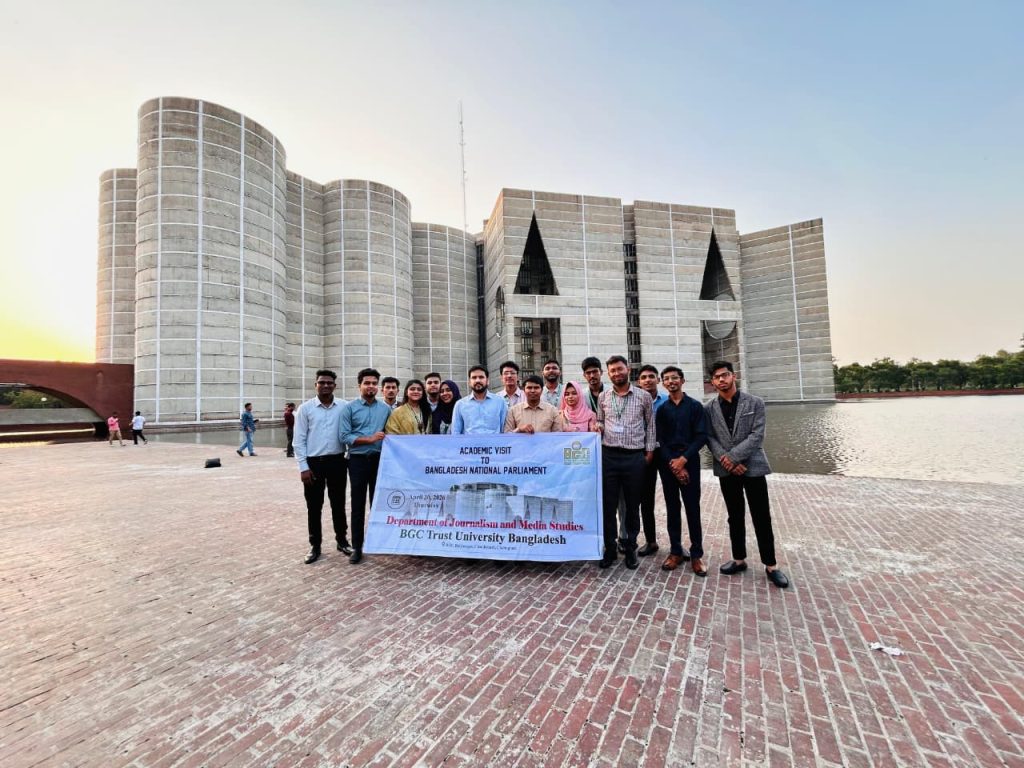 জাতীয় সংসদ ভবনের সামনে বিজিসি ট্রাস্ট ইউনিভার্সিটি বাংলাদেশ-এর সাংবাদিকতা ও গণমাধ্যম অধ্যয়ন বিভাগের শিক্ষার্থীরা, সঙ্গে বিভাগের চেয়ারম্যান ইয়াসীর সিলমী ও প্রভাষক সরওয়ার কামাল।