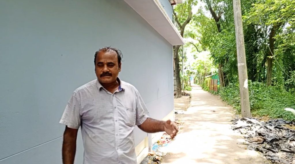 ফিতির মোল্লার বাড়ির সড়কে গাইড ওয়াল না হওয়ার কথা নিজের পাকা বাড়ির সামনে দাঁড়িয়ে হাত দেখিয়ে বলছেন মোহাম্মদ আজম। গত ১৬ জুলাই এই সড়ক সম্পর্কে তিনি বলেন, “এখানে রাস্তার পাশে কোনও গাইডওয়াল হয়নি, গাইডওয়াল দেওয়ার প্রয়োজনই তো নাই। আপনি নিজেও তো দেখতে পাচ্ছেন।”