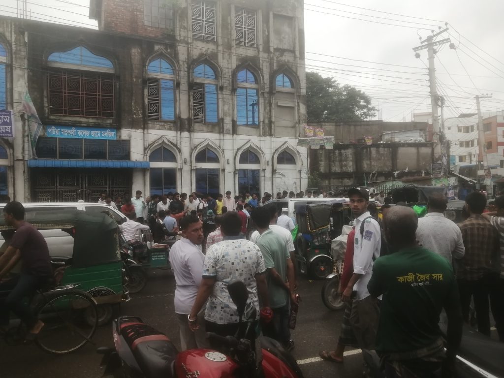ইয়াবা আটকের পর উৎসুক জনতার ভিড়